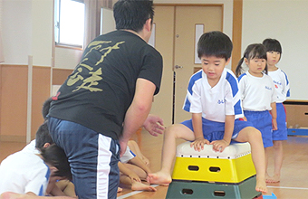4・5歳児でとうもろこしの皮むき体験