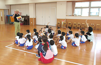 4・5歳児でとうもろこしの皮むき体験